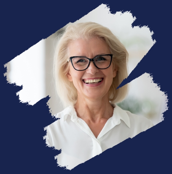 femme de l'âge d'or, souriante